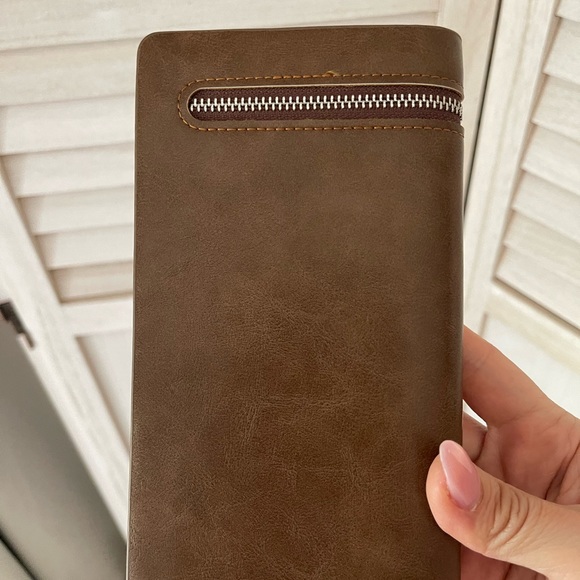 New Wallet, brown. Zippers to keep valuables protected - Picture 3 of 4